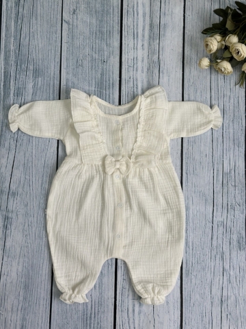 Купить оптом 337-МО. Комбинезон с бантом для девочки из муслина, хлопок 100%, размеры 56,62,68, молочный во Владивостоке